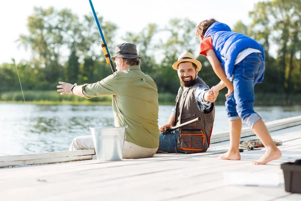 Gli uomini si sentono felici mentre hanno pesca di famiglia — Foto Stock