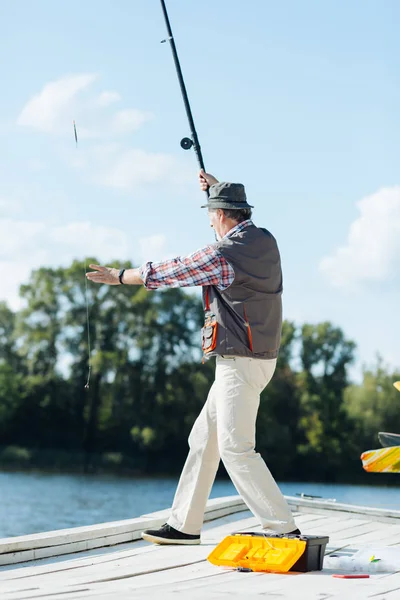 Hombre jubilado con sombrero de verano sensación increíble mientras pesca — Foto de Stock