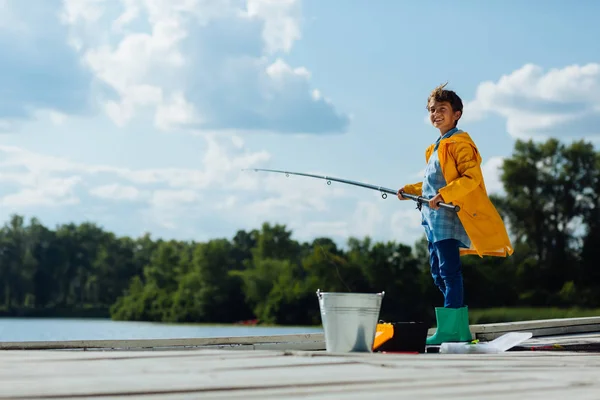 Pojke leende medan fiske på trevlig solig dag — Stockfoto