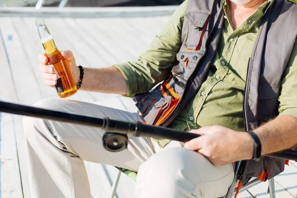 Uomo che beve birra e pesca nel fine settimana — Foto Stock