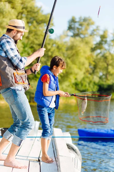 Padre e figlio si sentono veramente soddisfatti dopo la cattura del pesce — Foto Stock