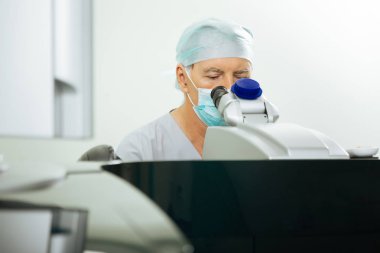 Ciddi odaklı göz doktoru çalışmalarına konsantre