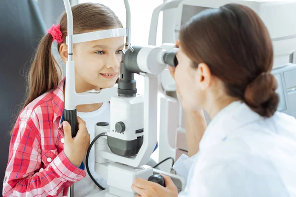 Mooi mooi meisje met haar gezichtsvermogen gecontroleerd — Stockfoto