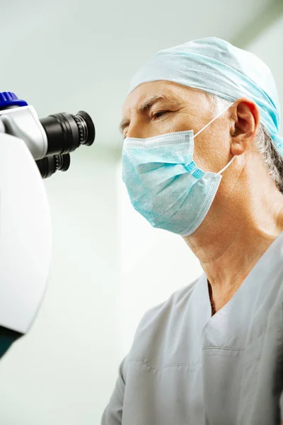 Trevlig erfaren ögonläkare är på jobbet — Stockfoto