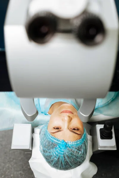 Vista dall'alto di una donna che guarda l'attrezzatura medica — Foto Stock