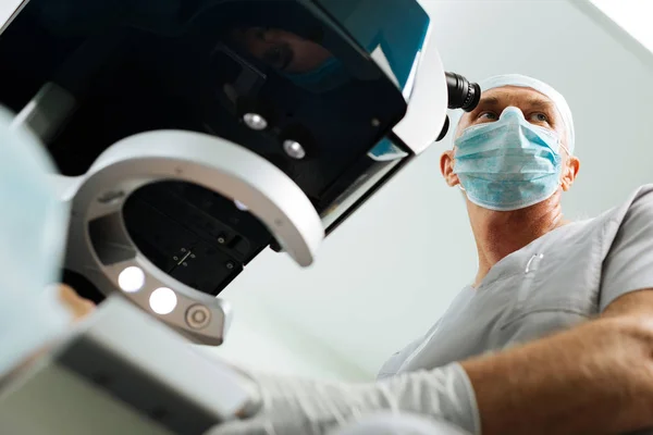 Angolo basso di un medico maschio adulto che indossa una maschera — Foto Stock