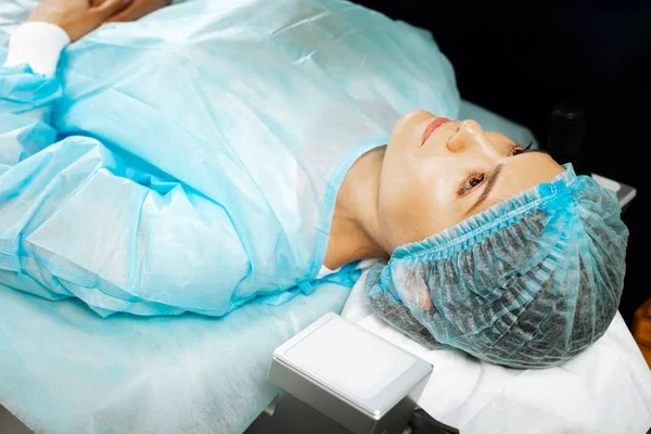 Красивая красивая женщина лежит на медицинской кровати — стоковое фото