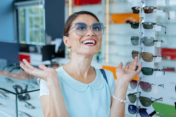 Fröhliche hübsche Frau genießt ihre neue Sonnenbrille — Stockfoto