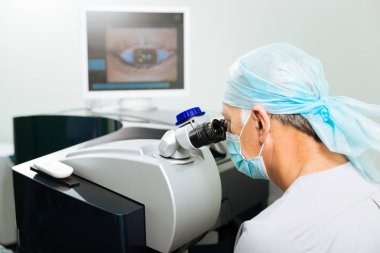 Profesyonel olgun doktor cihaza bakıyor