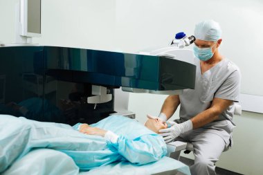 Nice ciddi doktor onun hasta kafasına dokunmadan