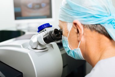 Görme teşhisini yapan deneyimli güzel doktor
