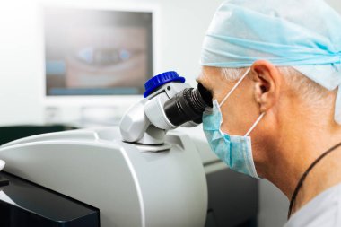 İş için mikroskobu kullanan profesyonel ciddi doktor