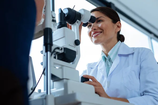 Médico profesional encantado haciendo su trabajo favorito —  Fotos de Stock