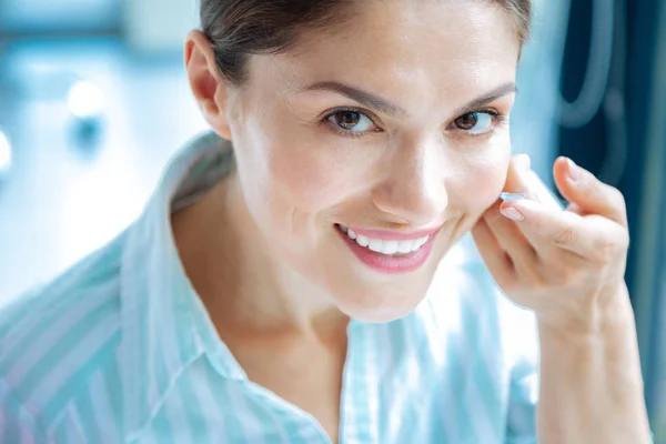 Porträtt av en attraktiv positiv vacker kvinna — Stockfoto