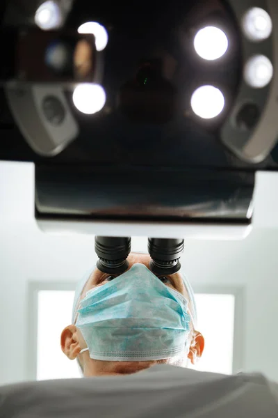 Niski kąt poważnego profesjonalnego lekarza okulisty — Zdjęcie stockowe
