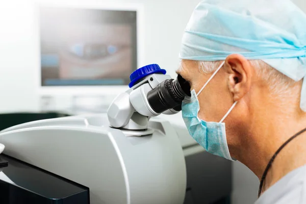 Professionell seriös läkare som använder mikroskopet för arbete — Stockfoto