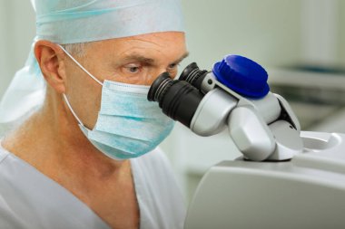 Göz doktoru olarak çalışan zeki yaşlı adam