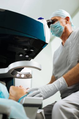 Hastanın yanında oturan nice profesyonel doktor