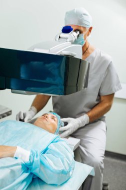 Klinikte çalışan profesyonel yetenekli doktor