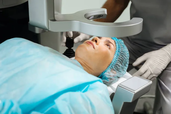 Una mujer guapa visitando una clínica de oftalmología — Foto de Stock