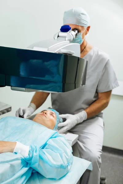 Médico qualificado profissional que trabalha na clínica — Fotografia de Stock