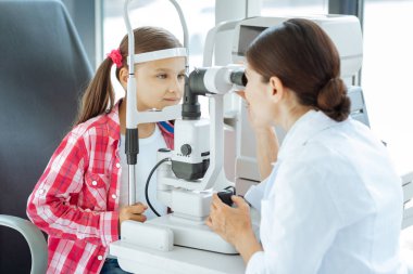 Profesyonel kadın doktor özel cihaz içine bakıyor
