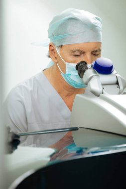 Özel tıbbi cihaz kullanan ciddi çalışkan doktor