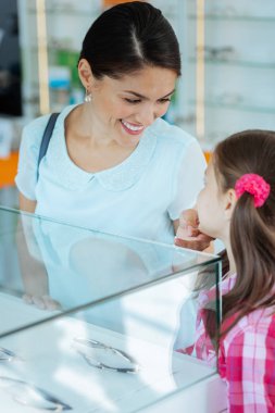 Kızı bakıyor mutlu neşeli kadın