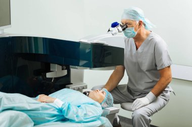 Görme sorunları arayan akıllı konsantre doktor