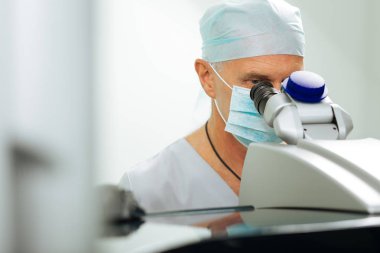 Görme testini yapan deneyimli olgun doktor