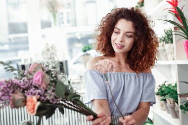 Çekici kızıl saçlı bayan buketleri beste ile meşgul olmak