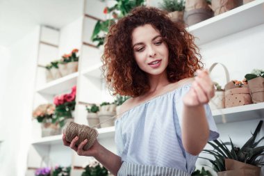 Büyük hunk odaklanmış kırmızı saçlı ölçüm ipi