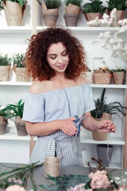 Güzel ışınlama kız kesme iplik konsantre olmak