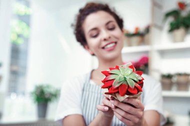 Memnun genç bayan elinde renkli sulu gösteren