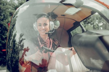 Kara gözlü kadın helikopter uçan önce heyecanlı hissediyorum