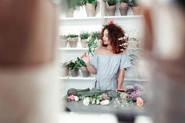 Güzel zencefil kadın yavaşça uzun kök tutarak