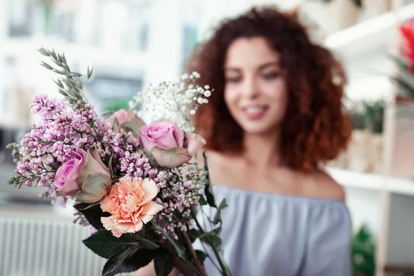 Mujer jengibre sonriente mirando inusual ramo suave — Foto de Stock