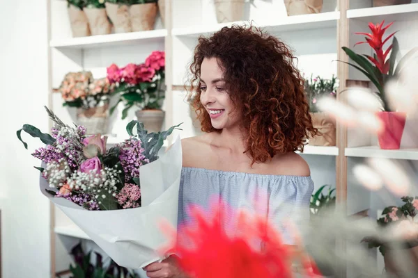 Gioioso donna attraente essere estremamente felice con il suo lavoro — Foto Stock