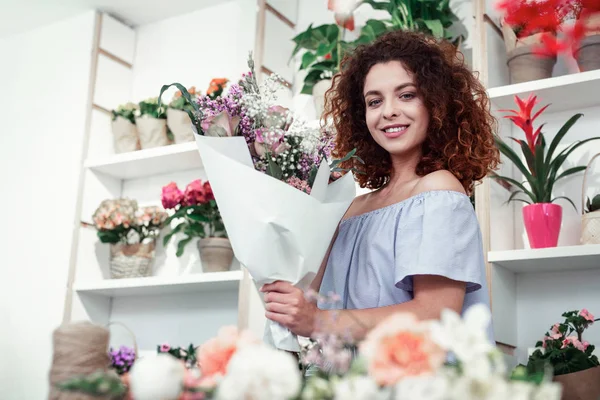 Orgogliosa riccia bella donna mostrando il suo eccellente bouquet — Foto Stock