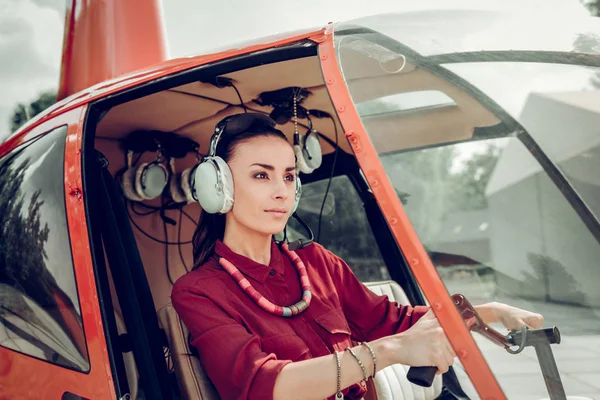 Onun küçük modern helikopter de oturan başarılı iş kadını — Stok fotoğraf