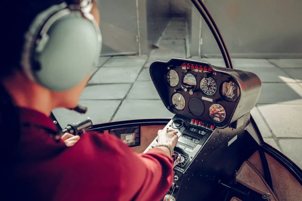 Närbild av professionell kvinnlig pilot med flygplans styrsystem — Stockfoto