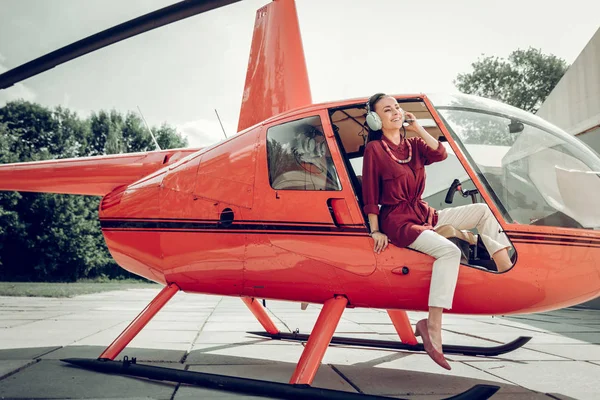 Деловая женщина в бежевых брюках оставляет маленький частный вертолет — стоковое фото