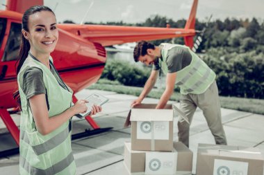 Kocasıyla çalışan insani yardım şirketinde çalışan kadın