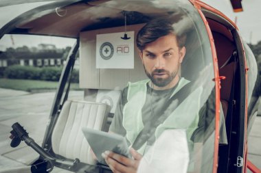 Pilot, uçmadan önce helikopterde oturan meslektaşına mesaj attı