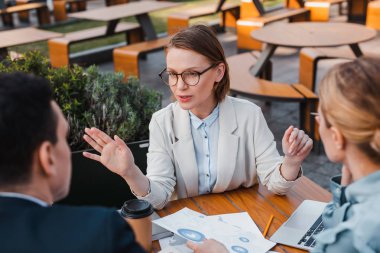 Muhasebeci yeni bir şirket stratejisinin finansal özelliklerini açıklayan