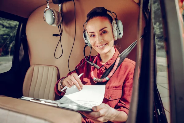 Businesswoman flying to the meeting reading some reports — Stock Photo, Image