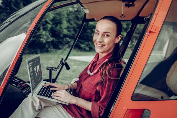 Обращение к симпатичной бизнесвумен, работающей в Интернете с вертолета — стоковое фото