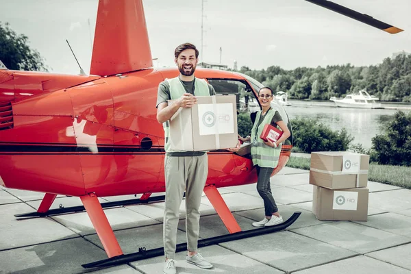 Vousatý pohledný humanitární důstojník je rozrušený při práci — Stock fotografie