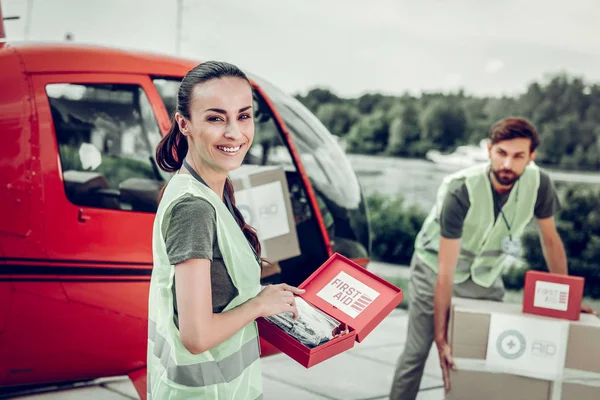 İlk yardım gönderen helikopterin yanında duran Sağlık Görevlisi ışınlanıyor