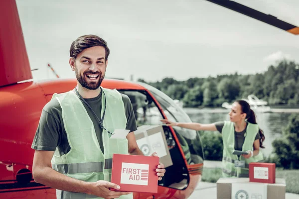 Dobrovolnický pocit, že posílá první pomoc s kolegou — Stock fotografie